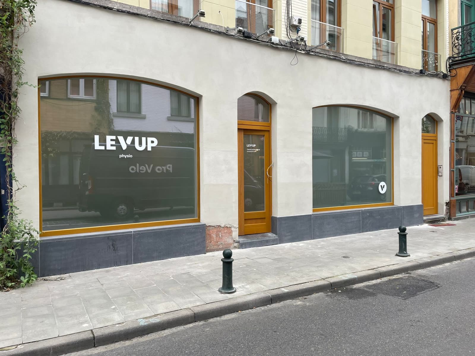 Façade du cabinet LEVUP physio, rue de Dublin à Bruxelles, avec le logo LEVUP sur la vitrine